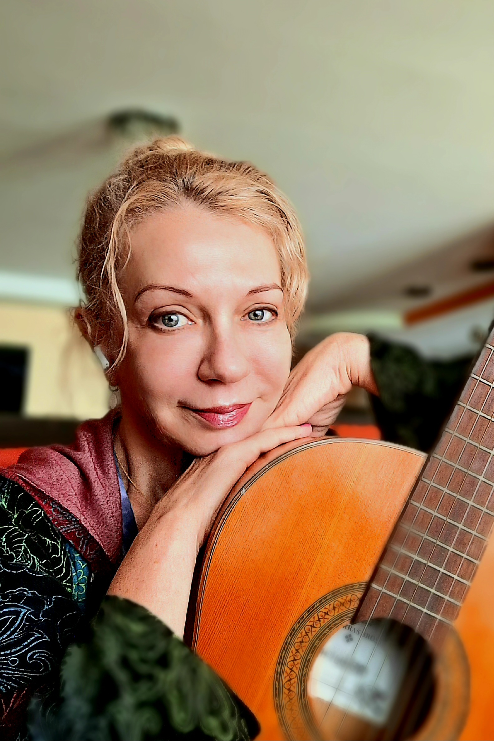 Валерия Коренная с гитарой